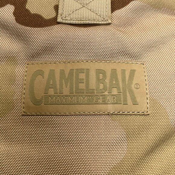 CamelBak Maximum Gear Desert Camo Nylon With Adjustable Straps Hydration Pack 3L - Picture 5 of 9
